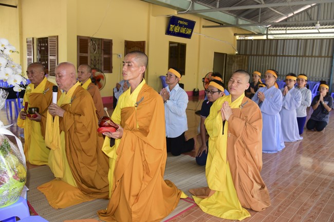Chanting sutra, praying for rebirth of the spirit at Vinh Nghiem Pagoda